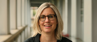 Portrait von Karin Fink, Dozentin beim Bachelor Creative Transformation der HSLU – Design Film Kunst. 