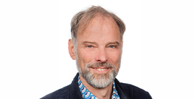 Portrait von Cyrill Schaueblin, Dozent beim Bachelor Creative Transformation an der HSLU – Design Film Kunst. 