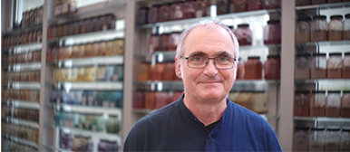 Christian Gasser, Dozent im Bachelor Animation an der HSLU Design Film Kunst, im Unterrichtsraum in Luzern.