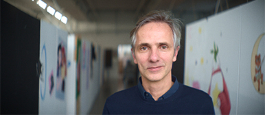 Francois Chalet, Dozent im Studiengang Animation an der HSLU Luzern, im Werkstattumfeld für künstlerische Praxis.