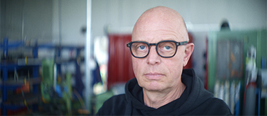 Jürgen Haas, Dozent im Bereich Animation an der HSLU Luzern, vor Pigmentregalen im Atelier für gestalterische Techniken.