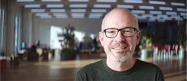 Oswal Iten, Dozent für Animation an der HSLU Luzern, im lichtdurchfluteten Studienraum des Fachbereichs Film und Design.