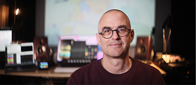  Thomas Gassmann, Dozent für Animation und digitale Medien an der HSLU Design Film Kunst, im Ton- und Schnittstudio.