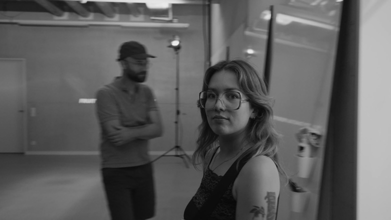 Junge Frau läuft in einen Raum hinein