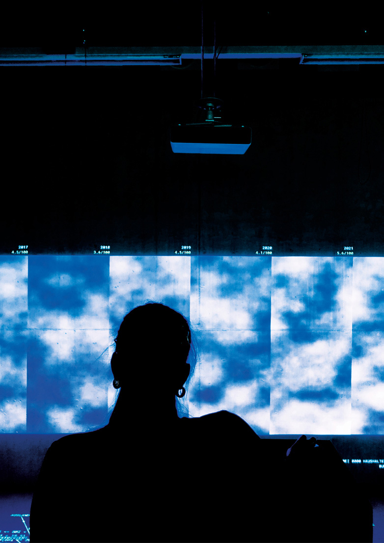 Beamer Projektion mit Wolken und Daten