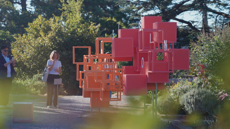 Orange- und rotfarbene Datenskulptur im Botanischen Garten