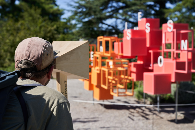 Ein Mann betrachtet die Datenskulptur