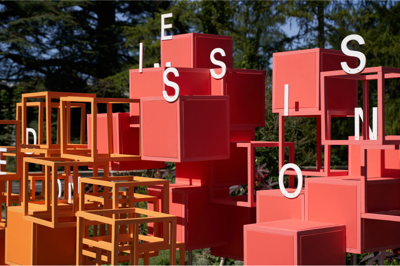 Orange- und rotfarbene Datenskulptur