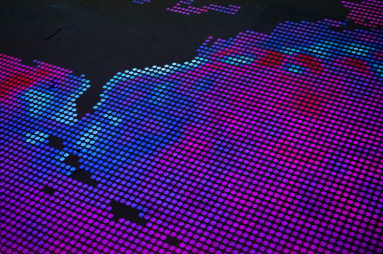 Nahaufnahme einer Weltkarte aus Punkten, farblich codiert nach Temperaturabweichungen.