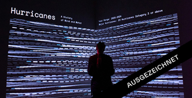 Person vor Hurrikan-Wandprojektion mit dem Schriftzug «AUSGEZEICHNET» über dem Bild.