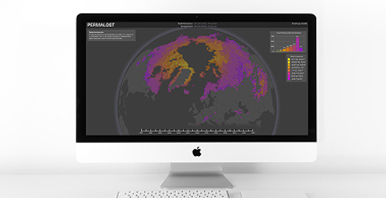 iMac mit Weltkarte PERMALOST Interaktive Visualisierung auf iMac-Monitor zeigt globale Permafrost-Daten mit farblicher Temperaturskala.