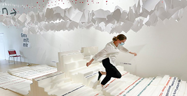 Studierende läuft rennt durch eine Datenskultpur