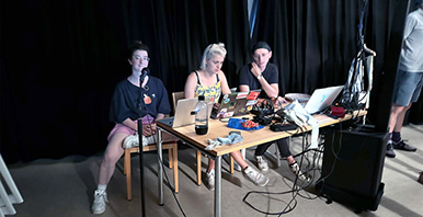 Drei Studierende an ihren Laptops