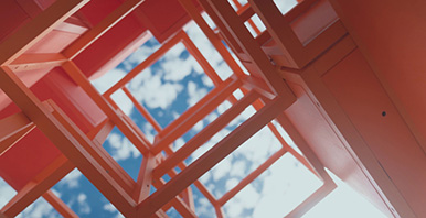 Datenskulptur mit Himmel im Hintergrund