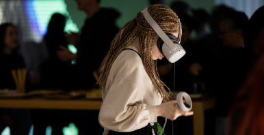 Studentin mit VR-Brille