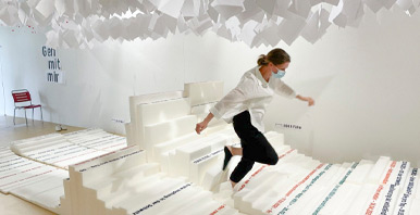 Frau, die über eine Datenskulptur rennt