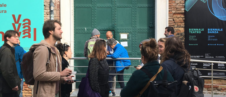 Menschen vor einem Museum