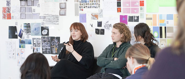 Studierende diskutieren über ihre Arbeit