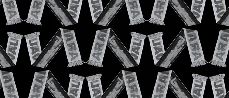 Nahtloses, symmetrisches Muster aus grauen Fanschals mit Fransen auf schwarzem Hintergrund; die Schals sind gespiegelt und diagonal angeordnet, mit gut lesbaren Schriftzügen wie „ARLA“ und „VAL“.