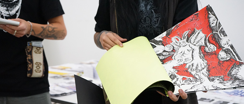 Studierende präsentiert ein Magazin