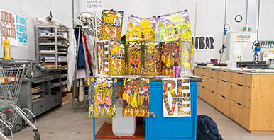 Arbeiten von Studierenden auf einem Wagen in der Werkstatt