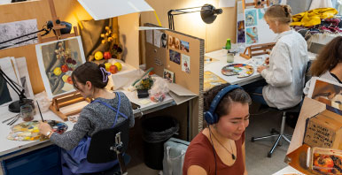 Studierende arbeiten in Atelierplätzen