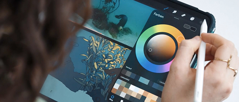 Eine Person zeichnet mit einem Stylus auf einem Tablet; auf dem Bildschirm sind eine Unterwasser-Illustration und ein Farbkreis zur Farbauswahl zu sehen.
