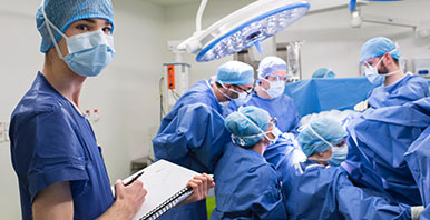 Ein technischer Zeichner in einem Operationssaal