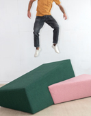 Studierender springt über ein Designer-Sofa