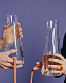 Zwei von Studierenden designte Wasserkaraffen