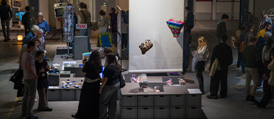 EIne Gruppe von Menschen in einer Ausstellung des BA Objektdesign.