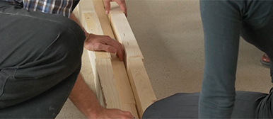Eine Person arbeitet an Holz, Teaser für Materialwege.