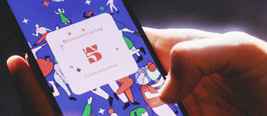 Ein Smartphonebildschirm zeigt eine Gratulations-Nachricht