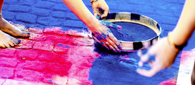 Pinkes und blaues Farbpulver auf einem Steinboden