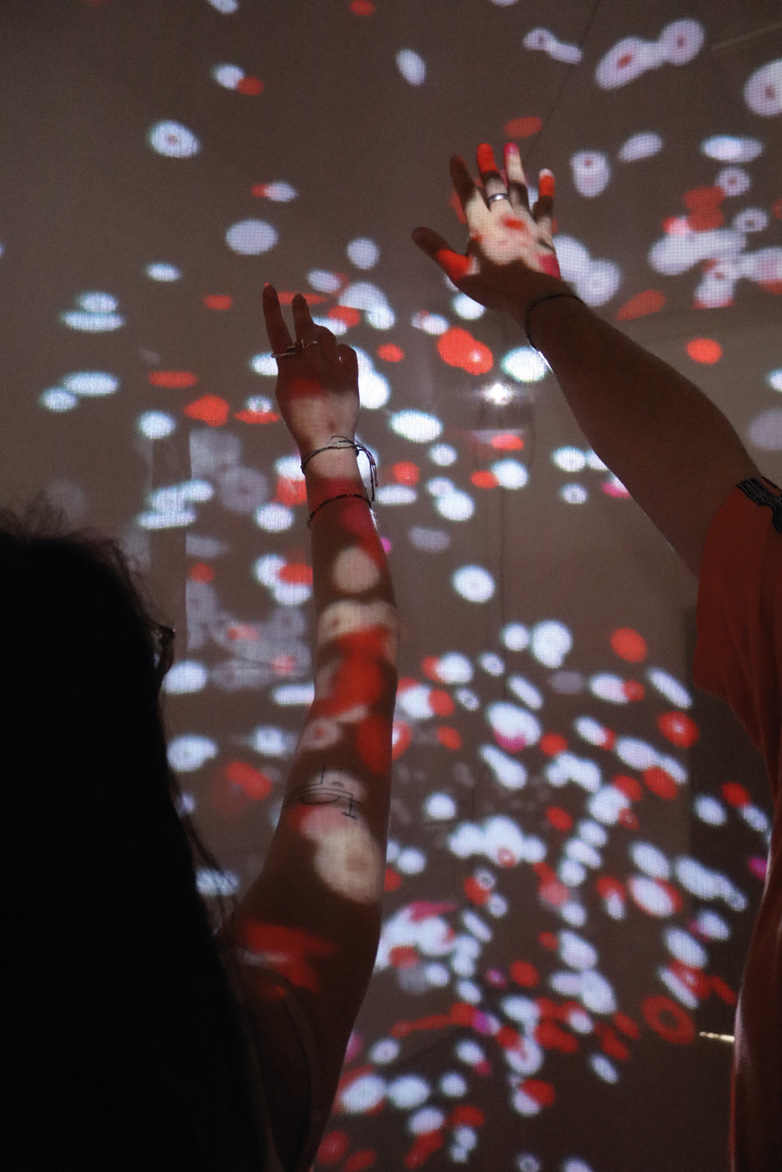 Beamerprojektion von Lichtpunkten und ein Arm