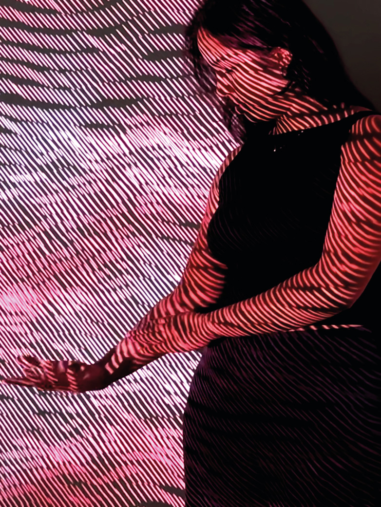 Beamerprojektion von Lichtpunkten und eine Studentin