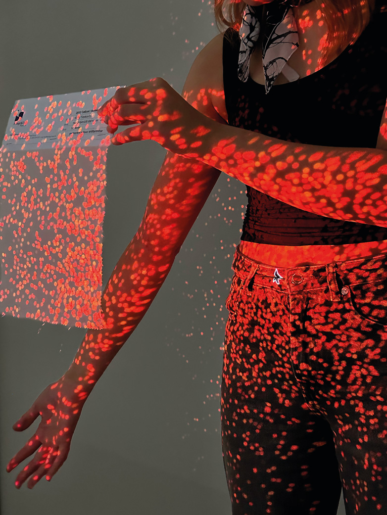 Beamerprojektion von Lichtpunkten und eine Studentin