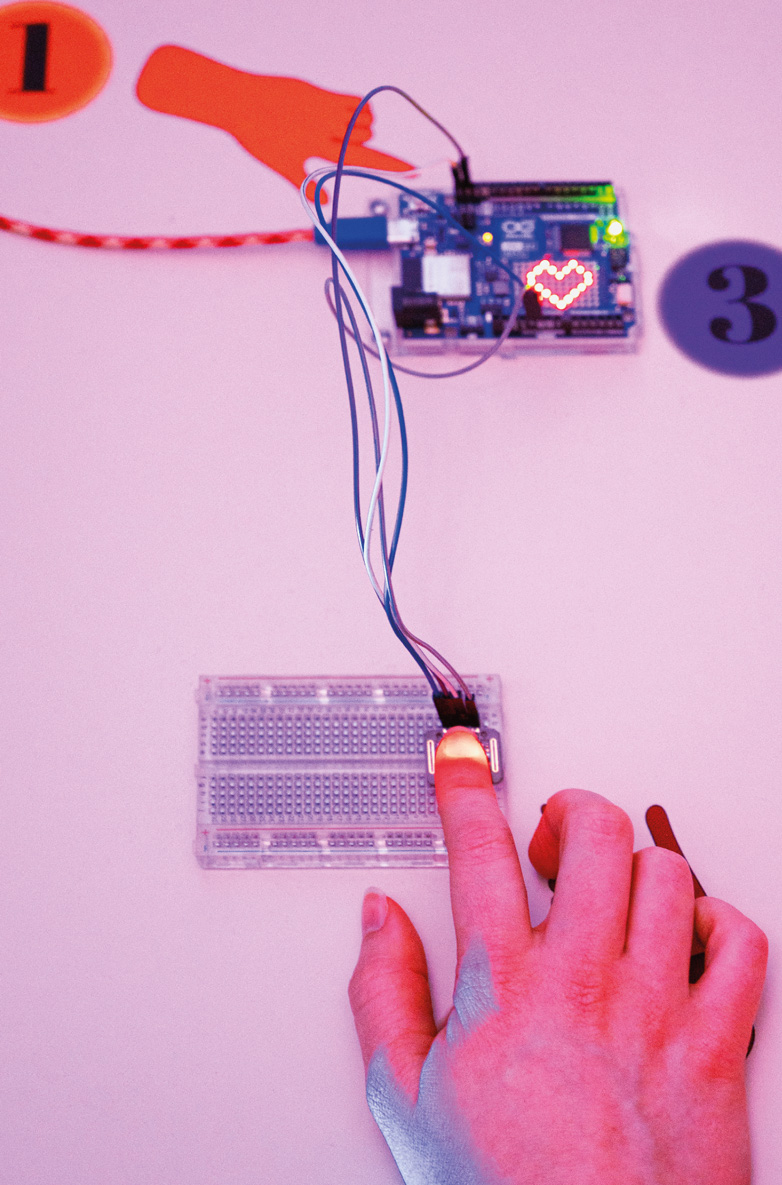 Finger an einer Pulsmesser-Maschine