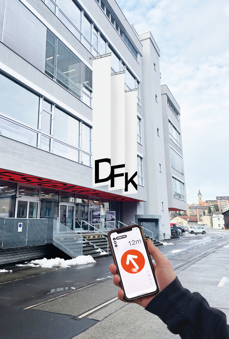 Aussenansicht der Hochschule Luzern – Design Film Kunst mit Smartphone