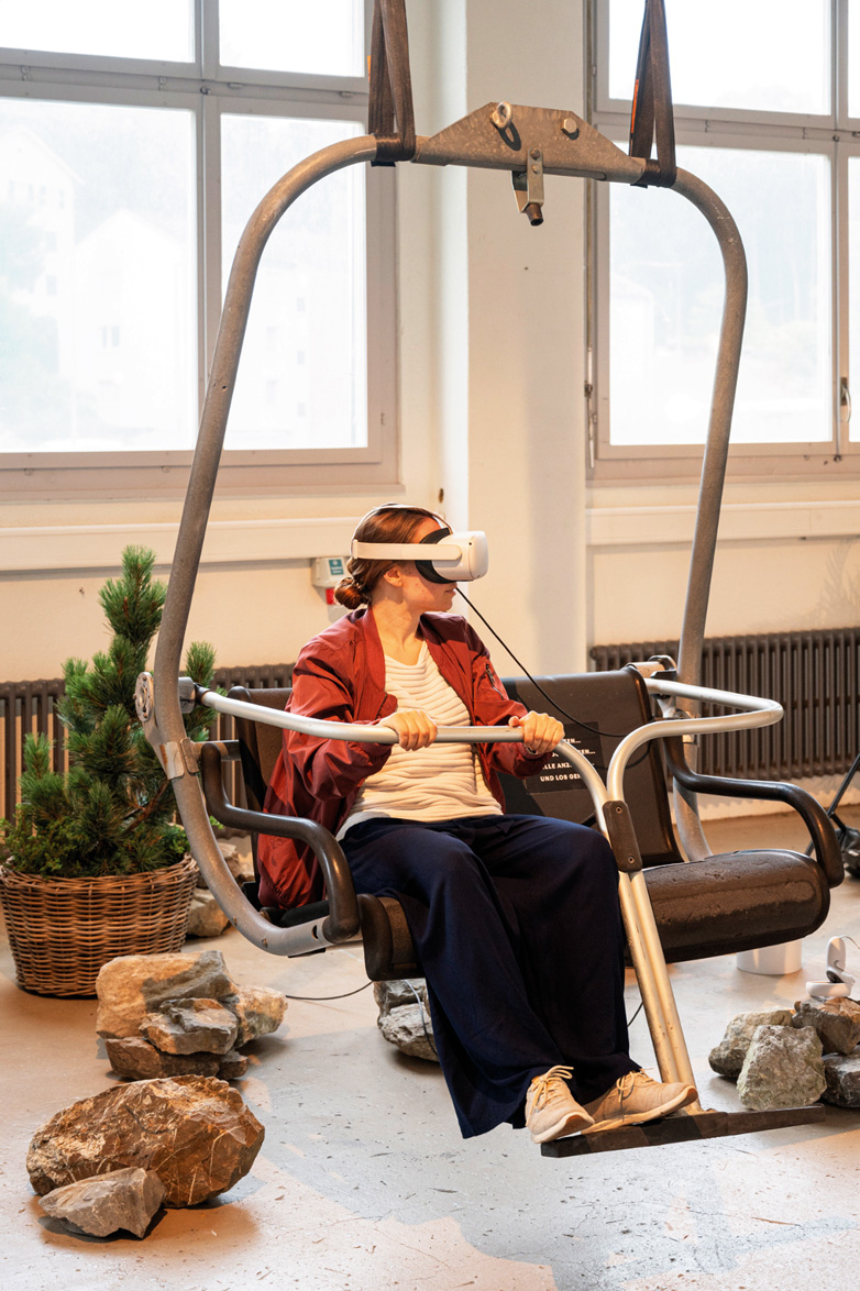 Studentin, die in einer VR-Station sitzt