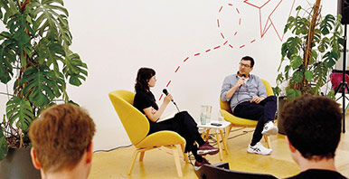 Szene aus einem Podiumsgespräch