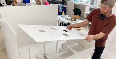 Spatial Design Studierende bauen ein Modell