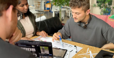 Spatial Design Studierende am Arbeitstisch
