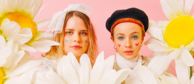 Kostümdesign mit grossen Blumen