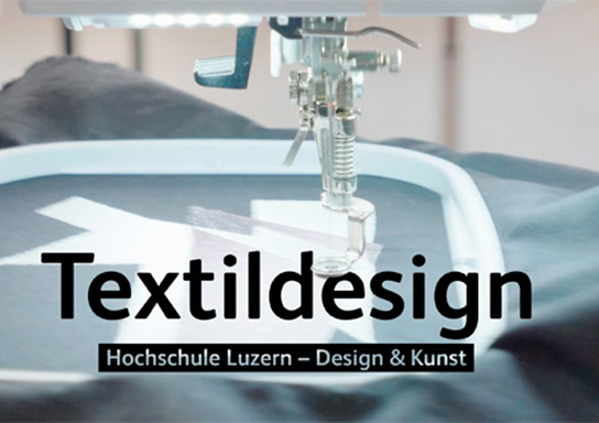 Bild einer Nähmaschine von nah, und der Titel in Schwarz 