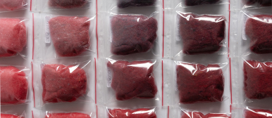 Verschiedene Plastiksäcke mit unterschiedlich rot-gefärbtem Stoff. 