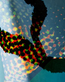 Ein rot, grün, schwarz getupfter Stoff