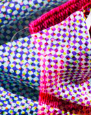 Ein blau-weiss-pink karierter Stoff, der verkrumpelt ist