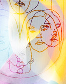 Ein rosa, blau und gelb belichtetes weisses Textil mit verschiedenen skizzierten Köpfen drauf