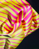Ein pink und gelb gestreifter Seidenstoff, der etwas verkrumpelt ist
